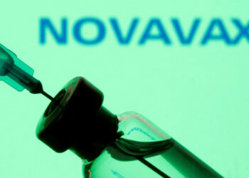 Autorizan uso de vacuna contra el COVID de Novavax en Reino Unido