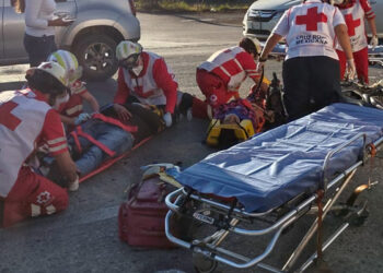 Tras BRUTAL impacto, ¡motociclista podría PERDER el PIE! en Victoria