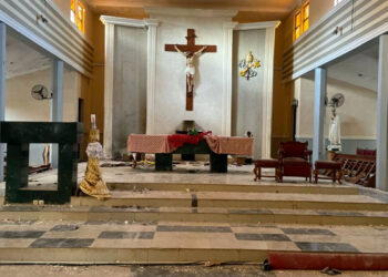Rezan en una misa y los balean salvajemente; hubo 50 muertos