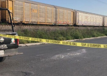 Hallan a una mujer sin vida a un costado de las vías del tren en Apodaca