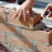 Se pasaron de lanza: albañiles construyen mal la pared de una mansión