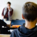 Alumnos matan a su maestra porque les puso malas calificaciones