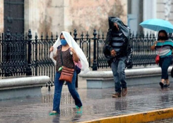 ¡Ni sueltes la sombrilla!: prevén lluvias por la onda tropical 11